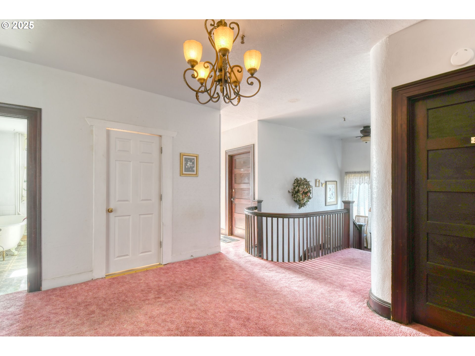 714 Southeast Byers Avenue Pendleton, OR 97801 - Photo 17 of 46 a view of a hallway to a bedroom with windows