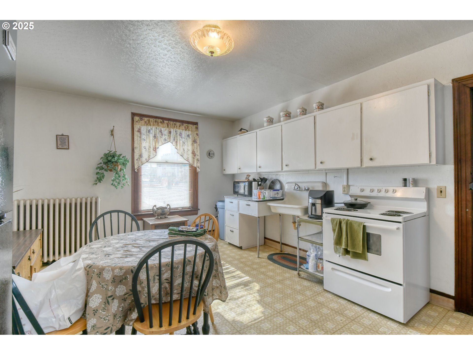 714 Southeast Byers Avenue Pendleton, OR 97801 - Photo 20 of 46 a kitchen with a stove a sink and a window