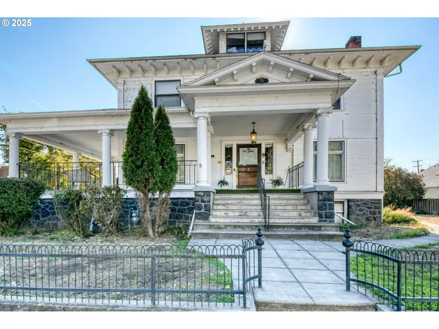 a view of a house with outdoor space