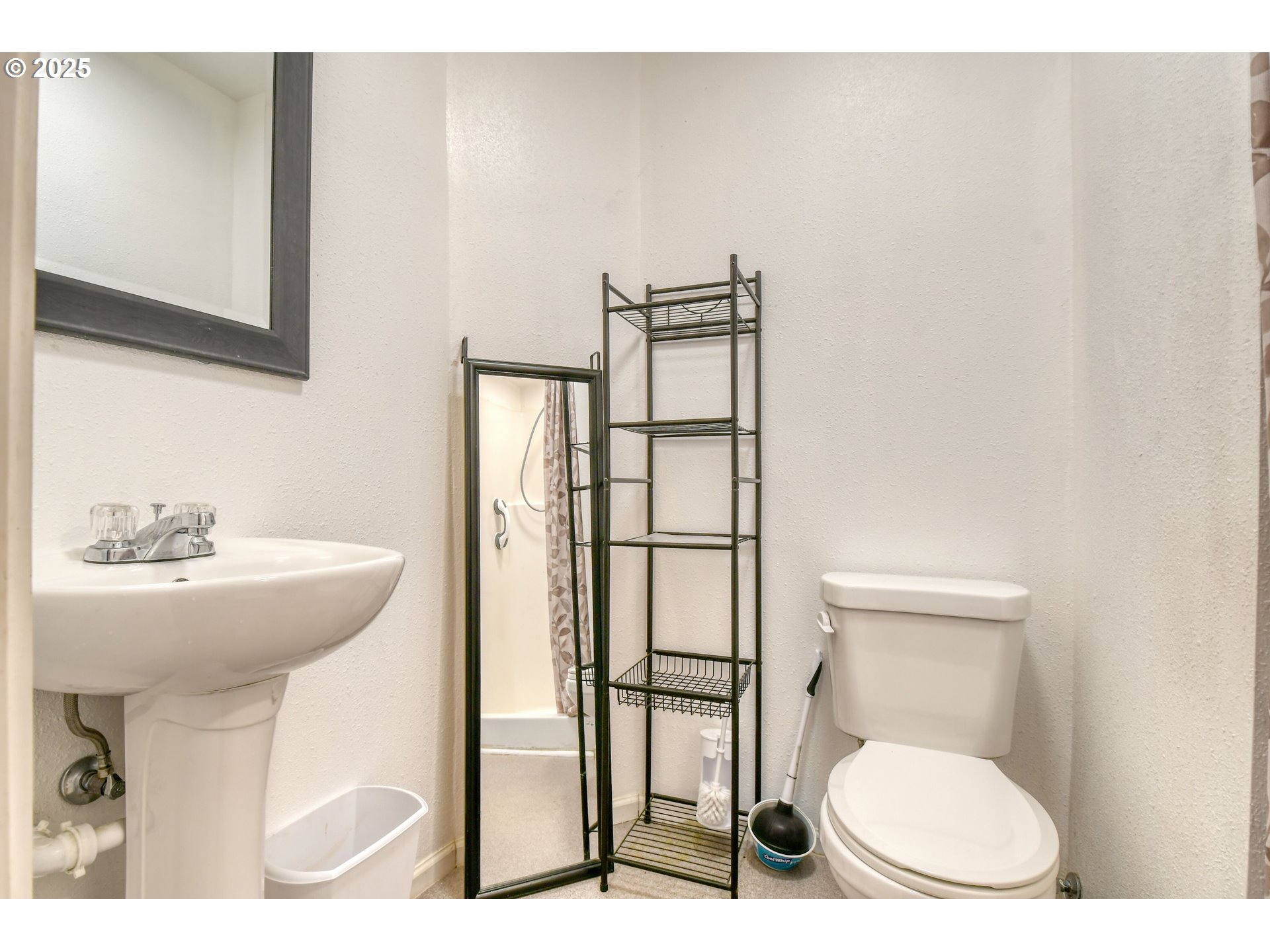 714 Southeast Byers Avenue Pendleton, OR 97801 - Photo 22 of 46 a bathroom with a toilet a sink and mirror