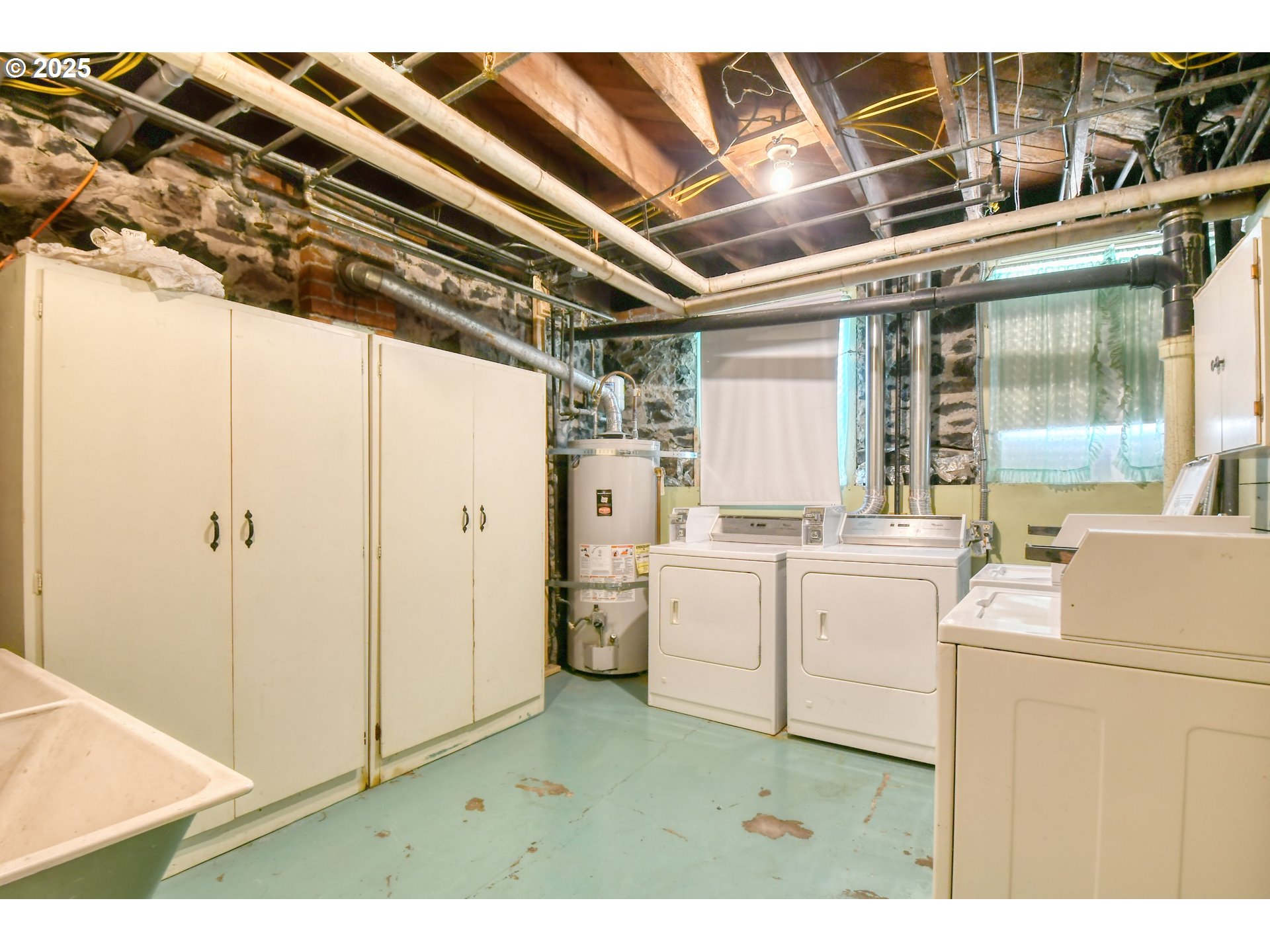 714 Southeast Byers Avenue Pendleton, OR 97801 - Photo 26 of 46 a room with dryer and washer