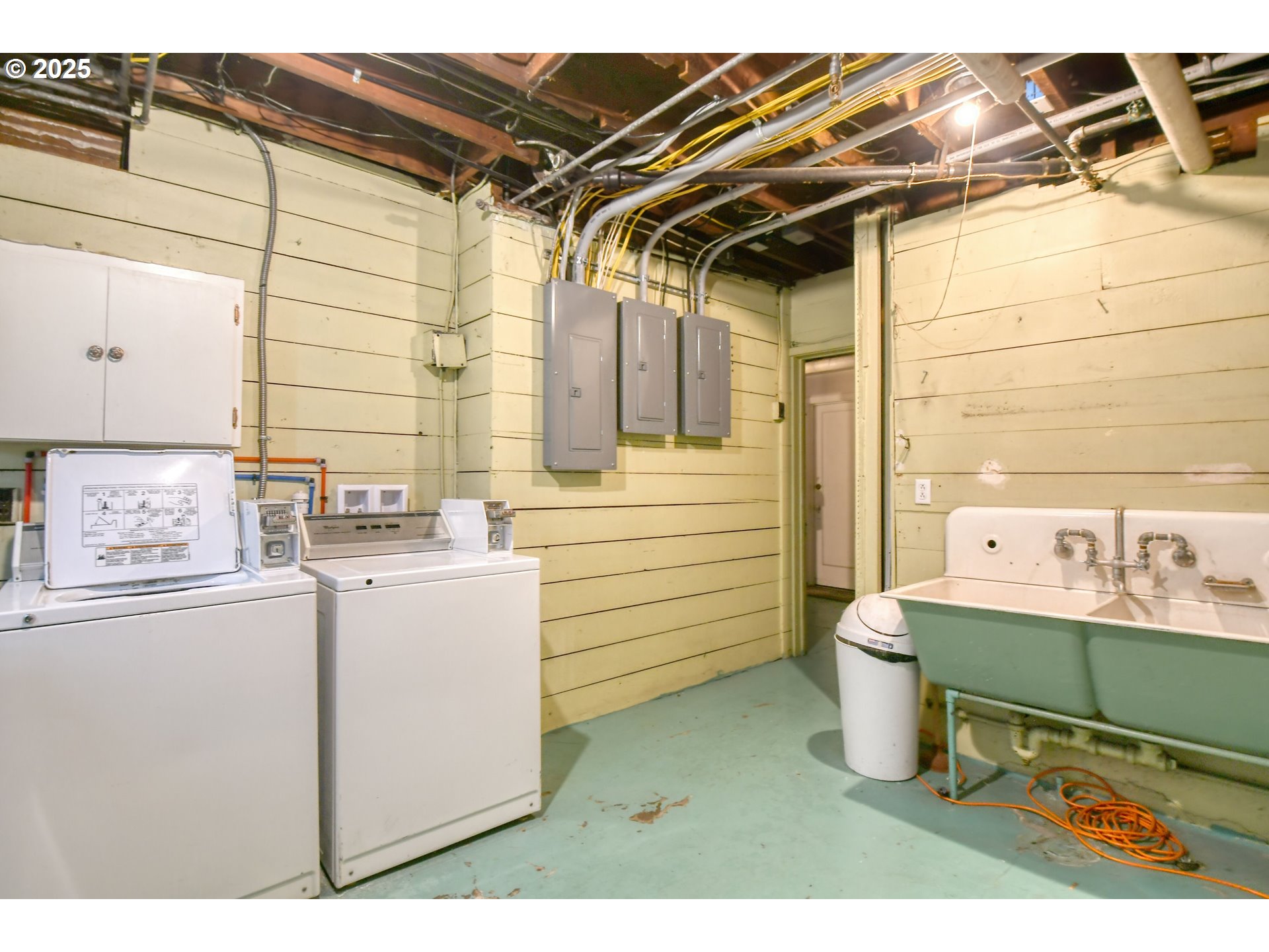 714 Southeast Byers Avenue Pendleton, OR 97801 - Photo 27 of 46 a utility room with dryer and washer