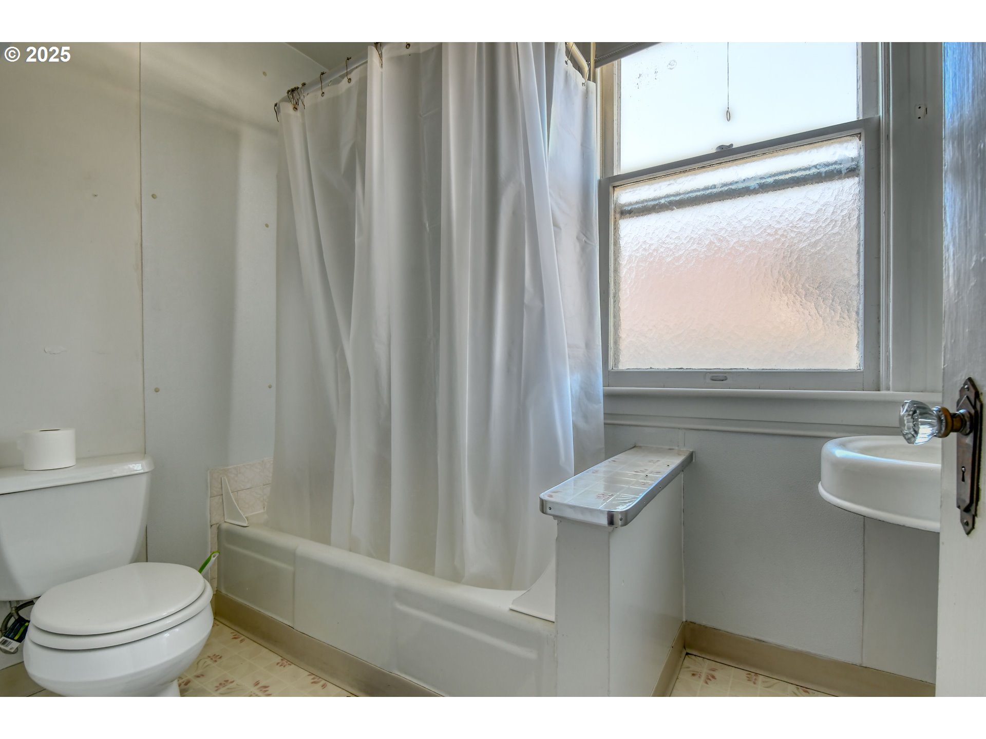 714 Southeast Byers Avenue Pendleton, OR 97801 - Photo 28 of 46 a bathroom with a toilet sink and mirror