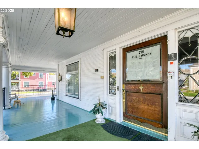a view of livingroom with furniture