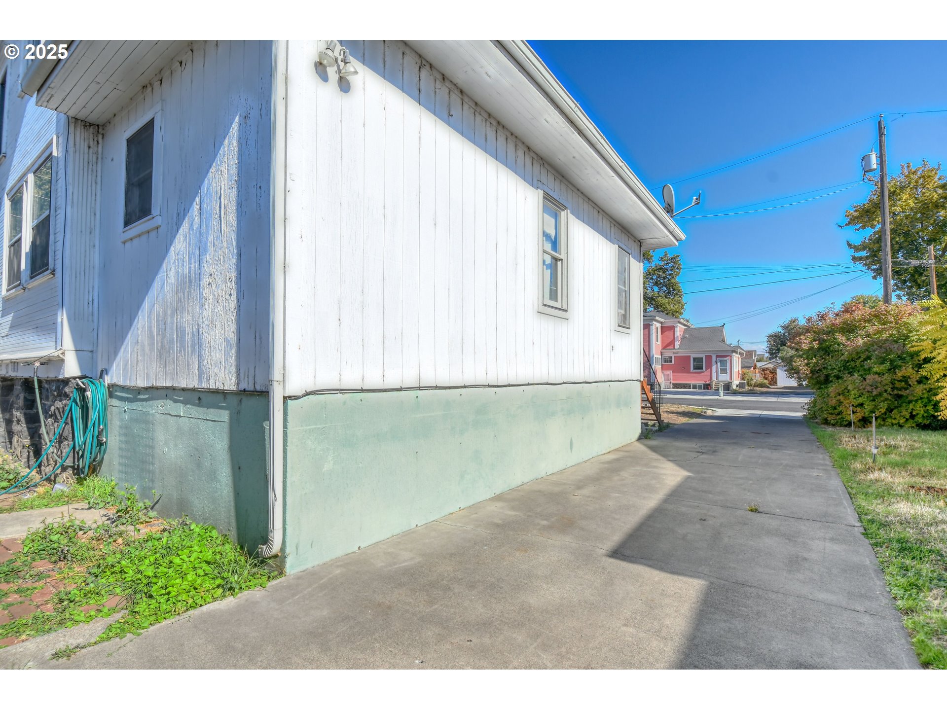 714 Southeast Byers Avenue Pendleton, OR 97801 - Photo 37 of 46 a view of a back yard of the house