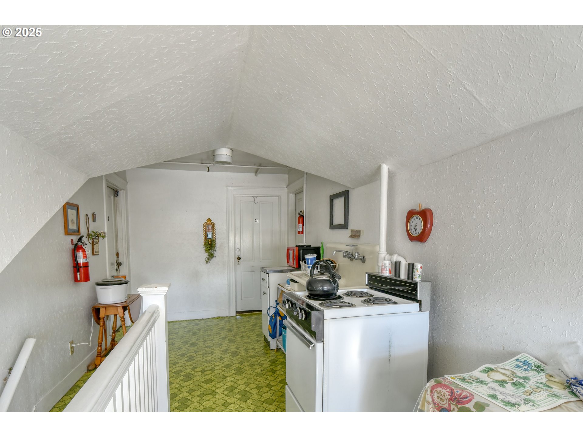 714 Southeast Byers Avenue Pendleton, OR 97801 - Photo 39 of 46 a kitchen with a refrigerator and a stove