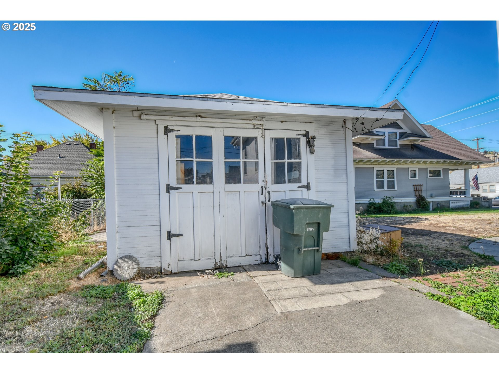 714 Southeast Byers Avenue Pendleton, OR 97801 - Photo 6 of 46 a front view of a house with a garden