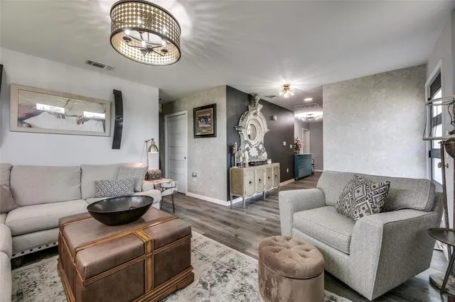 $1,800 | 407 East Broad Street, Forney, TX 75126