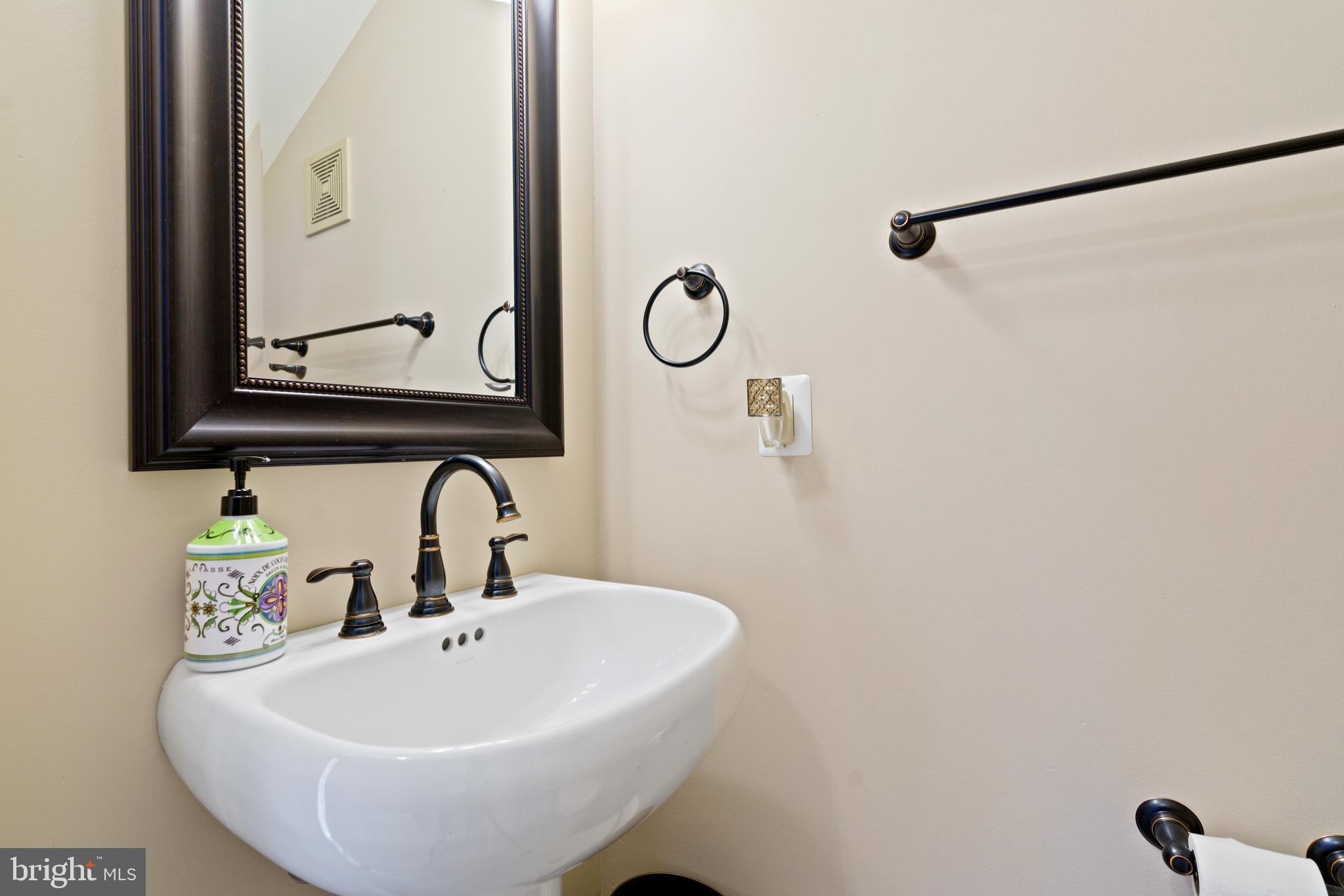 7429 Seneca Ridge Drive McLean, VA 22102 - Photo 20 of 48 Main level powder room