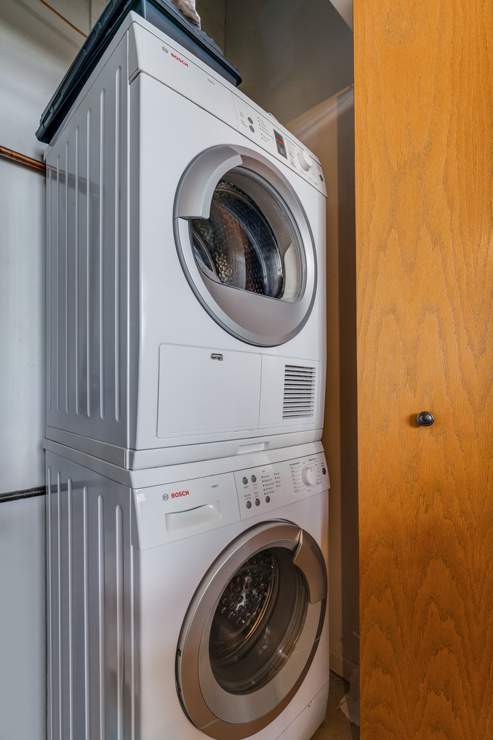 1733 West Irving Park Road, Unit 306 Chicago, IL 60613 - Photo 14 of 15 a utility room with dryer and washer