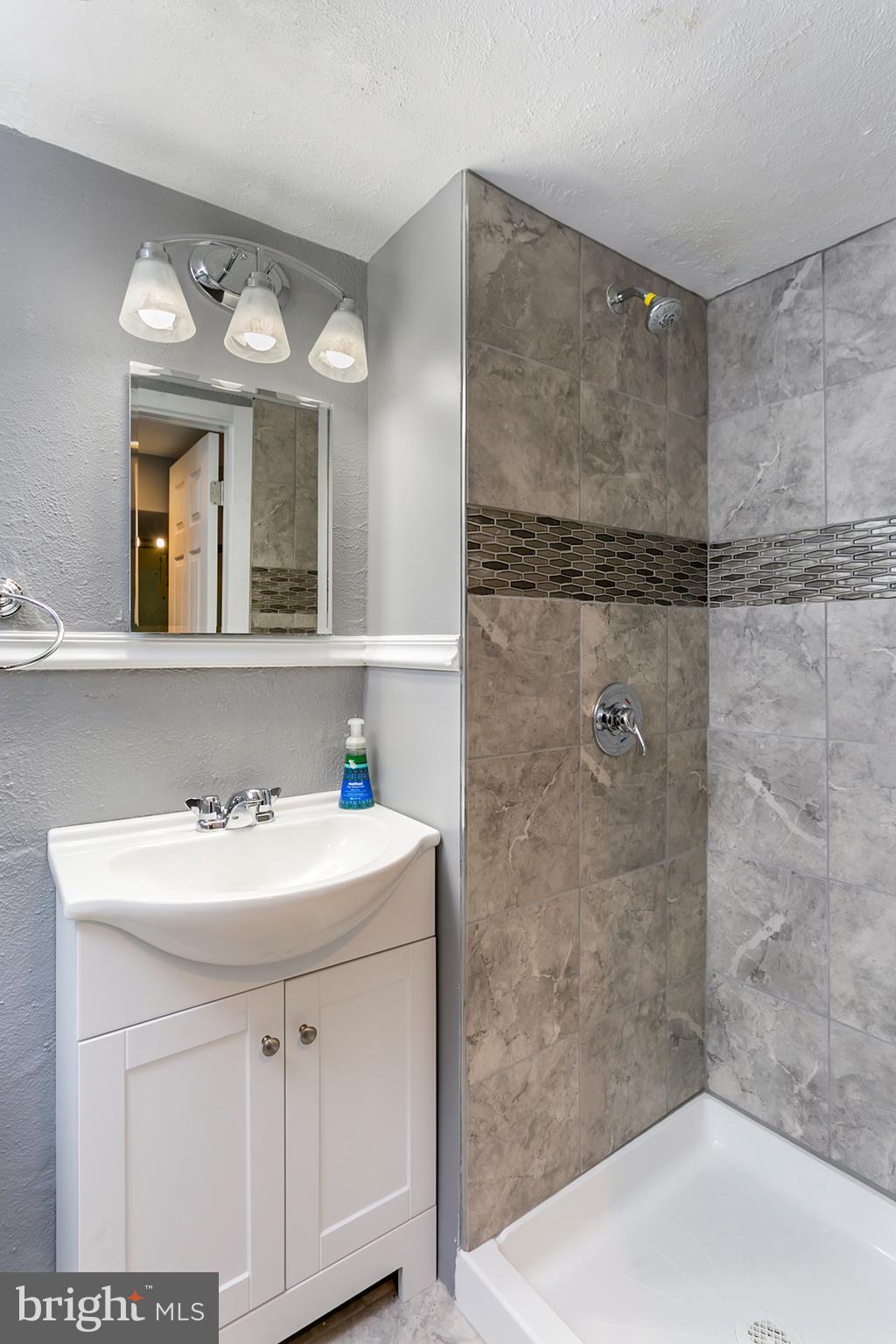 1520 Oakridge Road Baltimore, MD 21218 - Photo 8 of 15 Bath