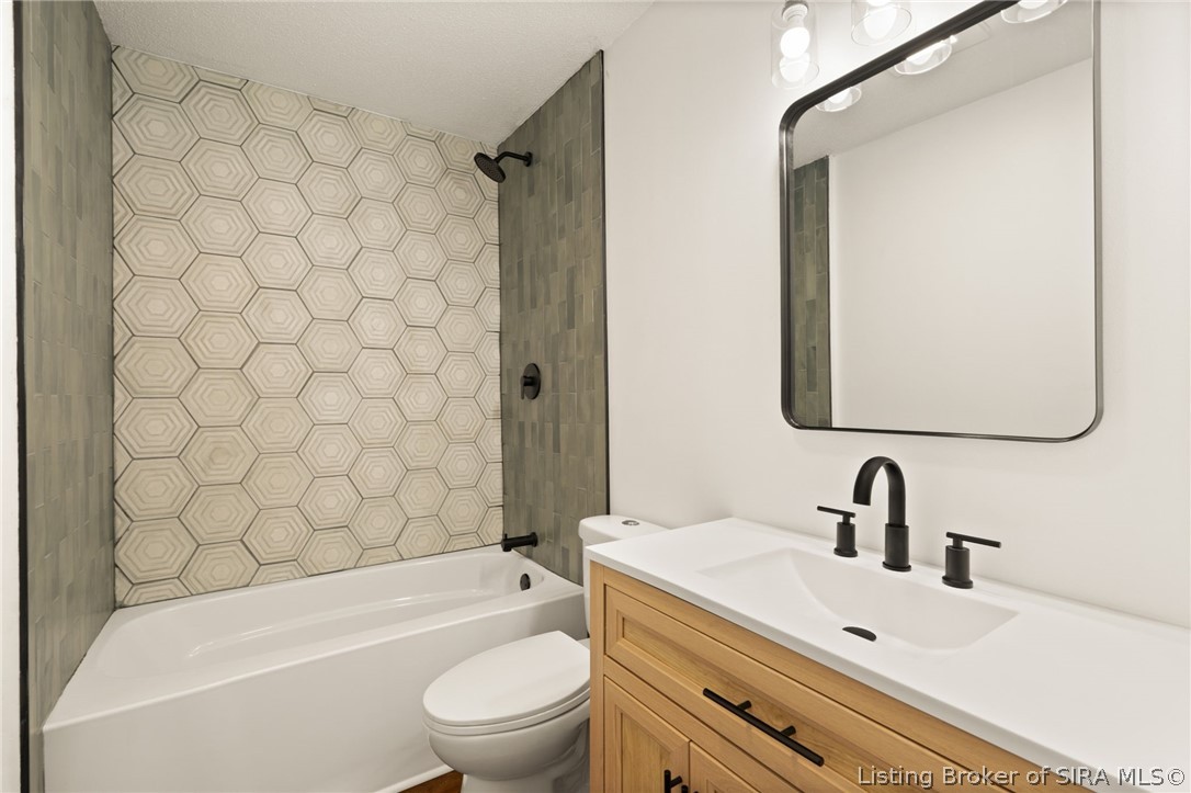3015 Creek Ridge Drive New Albany, IN 47150 - Photo 28 of 48 3rd Full Bath on Main Level