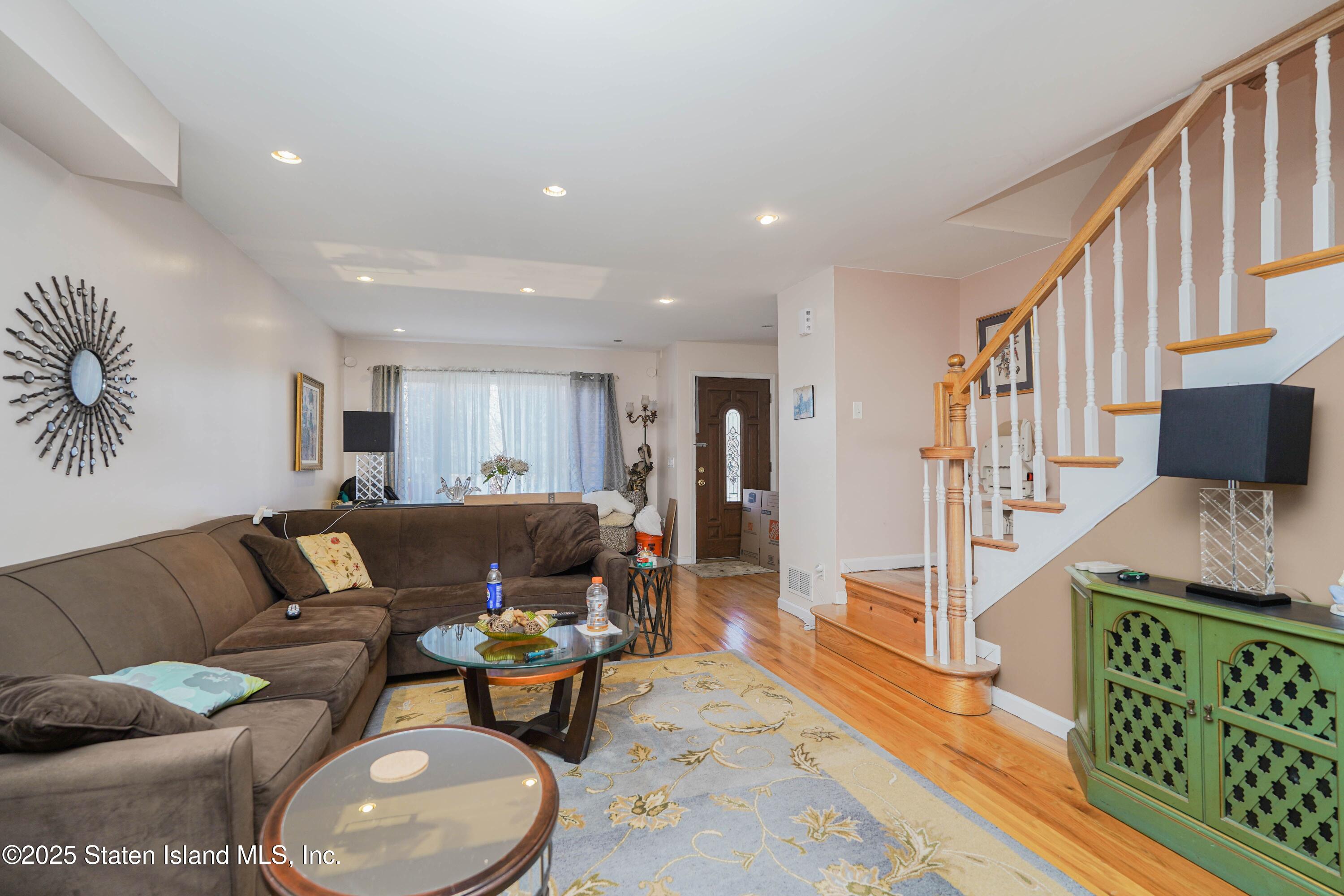 12 Mill Road, Unit B Staten Island, NY 10306 - Photo 3 of 31 IMG_9726