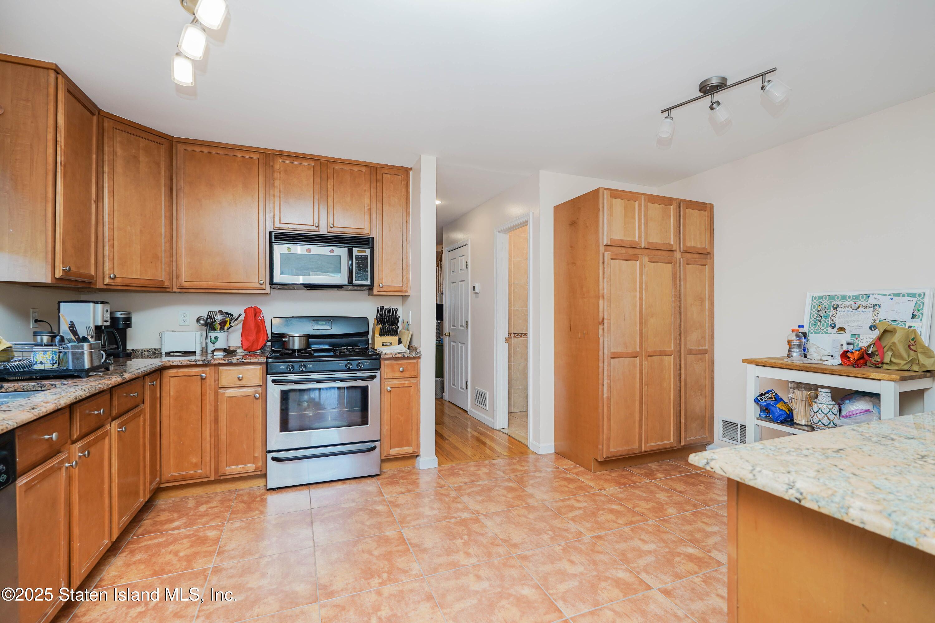 12 Mill Road, Unit B Staten Island, NY 10306 - Photo 7 of 31 IMG_9731