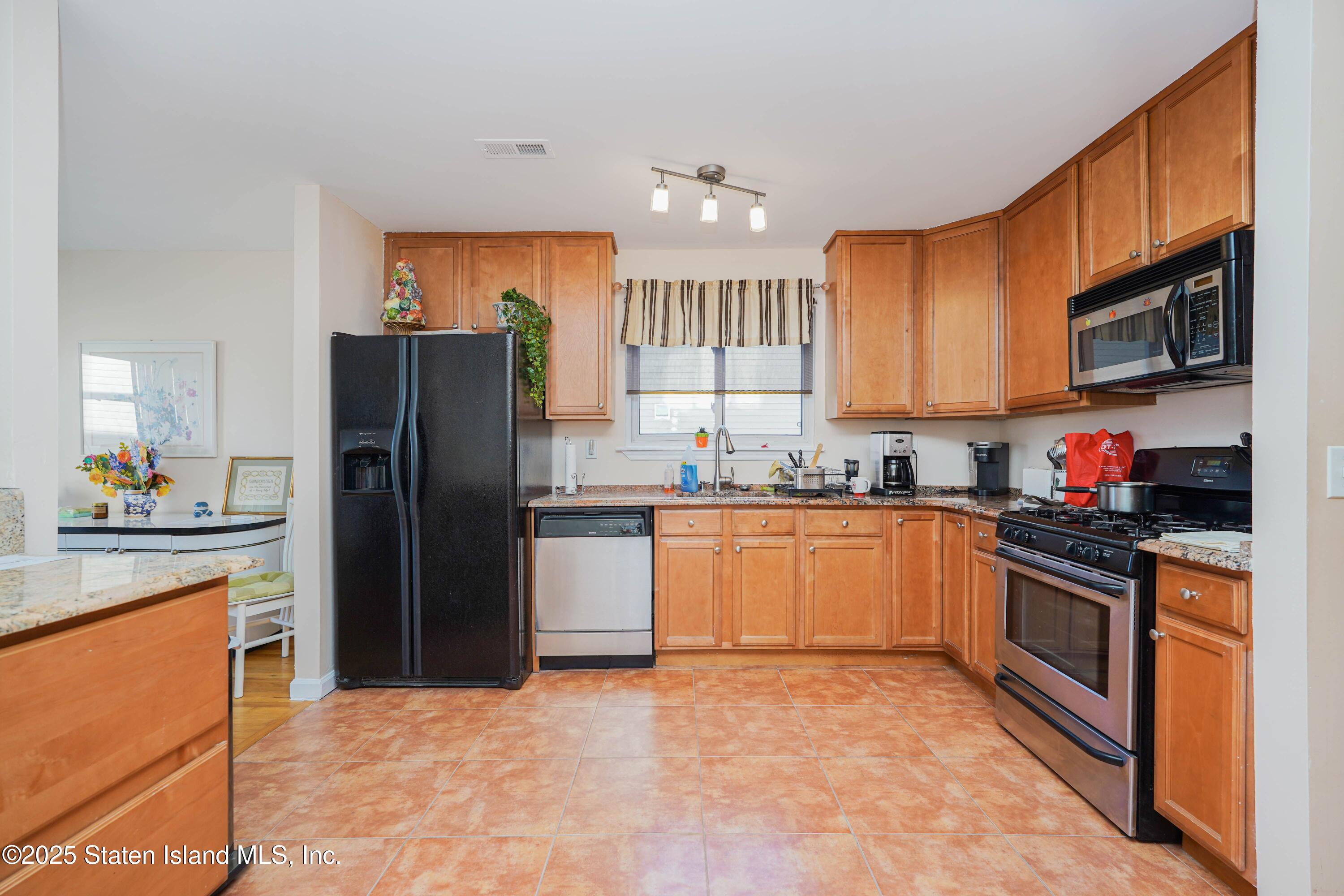 12 Mill Road, Unit B Staten Island, NY 10306 - Photo 8 of 31 IMG_9729