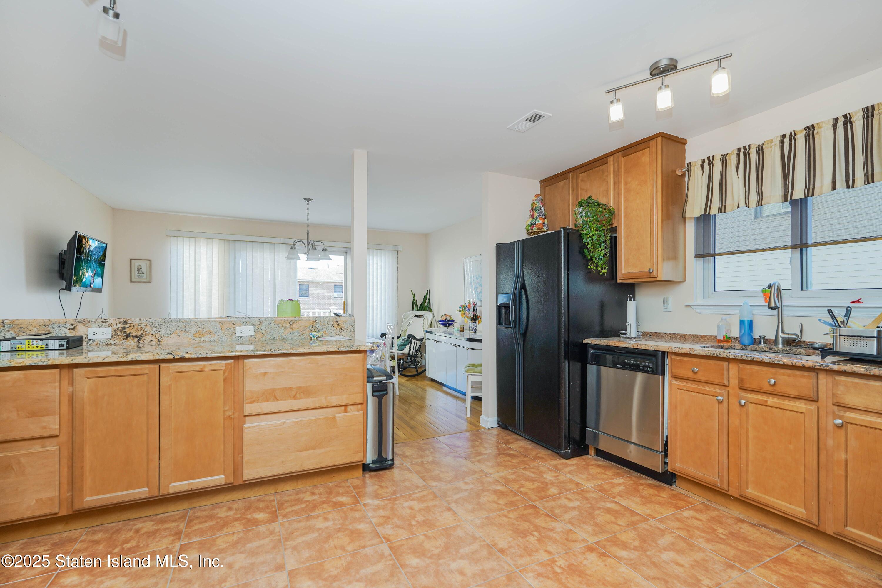 12 Mill Road, Unit B Staten Island, NY 10306 - Photo 9 of 31 IMG_9728