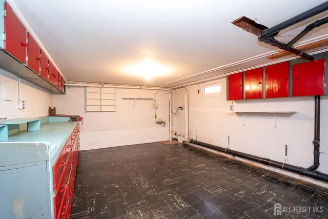 a view of a livingroom with entryway a ceiling fan and windows