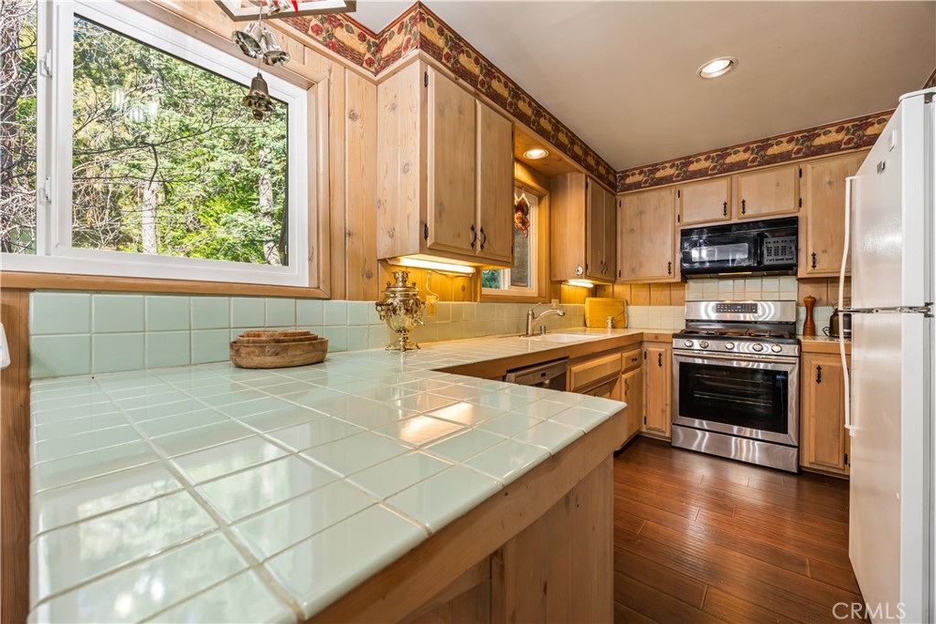 225 Fremont Road Lake Arrowhead, CA 92352 - Photo 16 of 49