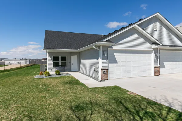 $374,900 | 181 Beacon Harbor Parkway, East Moline, IL 61244