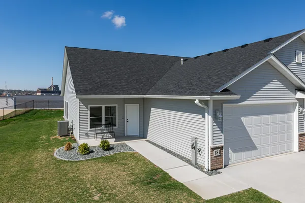 $374,900 | 181 Beacon Harbor Parkway, East Moline, IL 61244