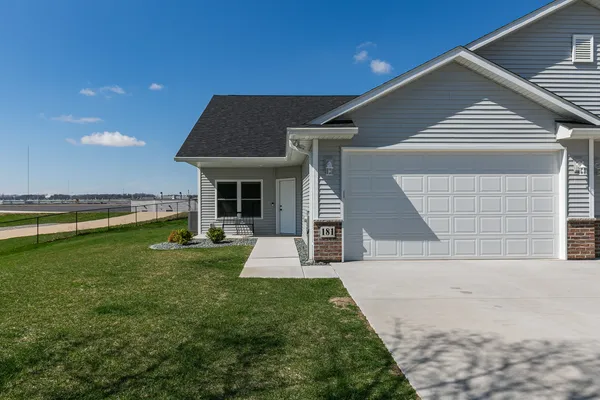 $374,900 | 181 Beacon Harbor Parkway, East Moline, IL 61244