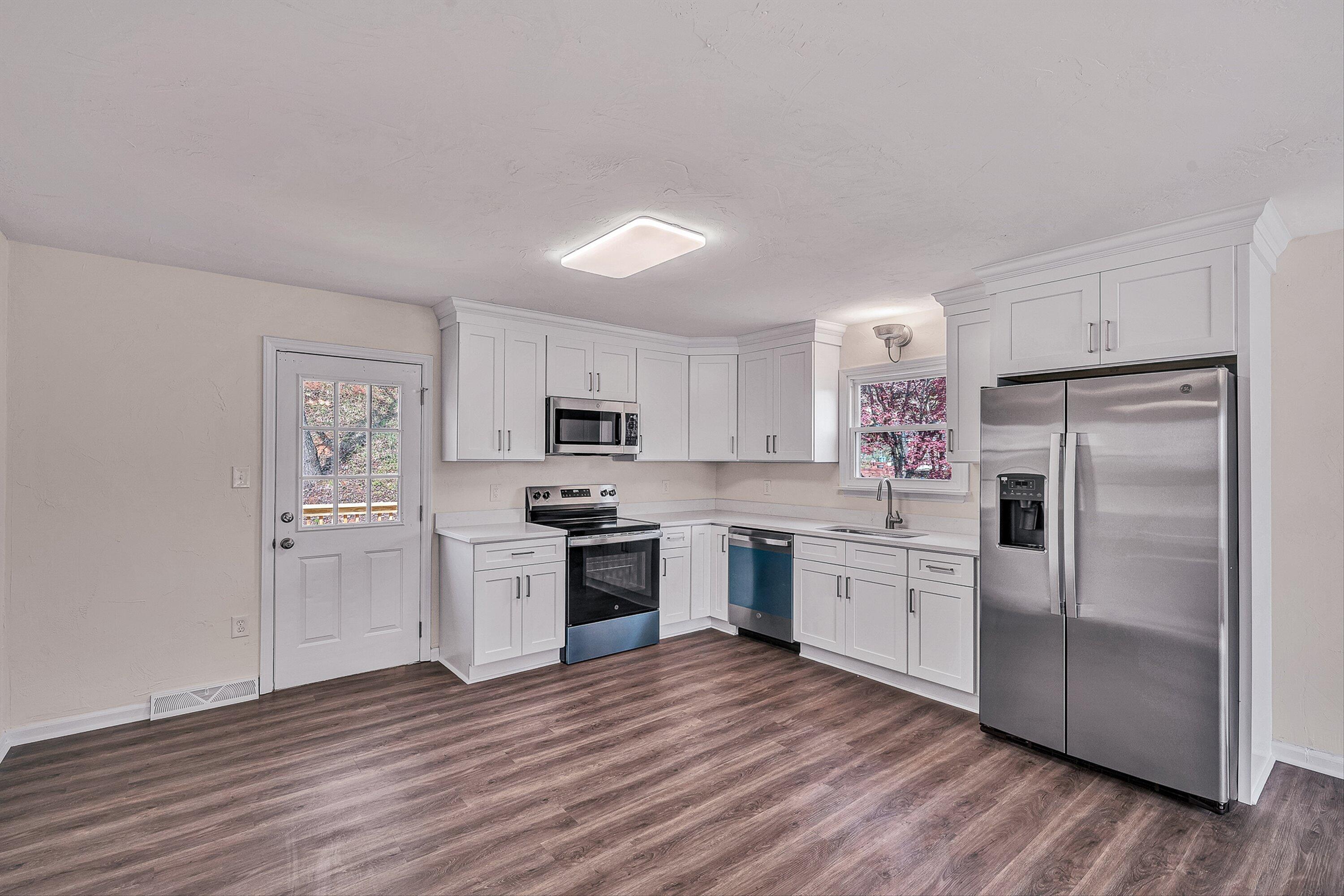 736 Ramada Road Vinton, VA 24179 - Photo 8 of 37 a kitchen with granite countertop a refrigerator stove and sink