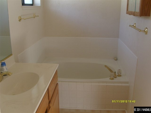 735 Icarus Court Reno, NV 89512 - Photo 11 of 13 a bathroom with a tub