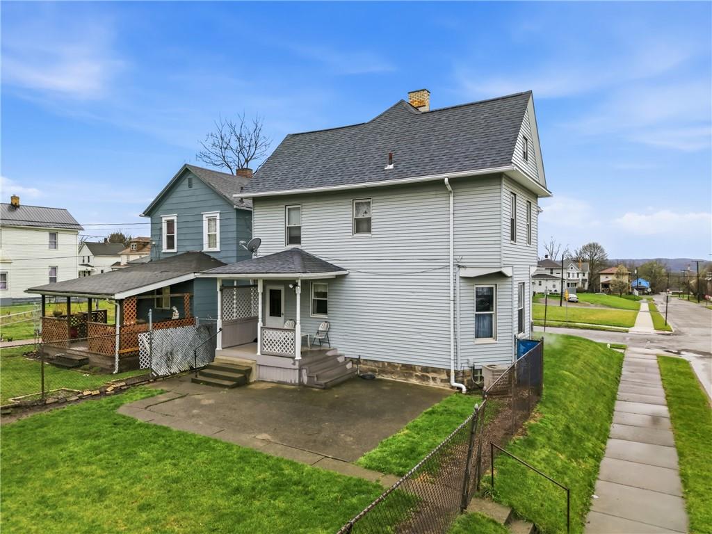 753 Spruce Avenue Sharon, PA 16146 - Photo 28 of 31 a front view of a house with a yard