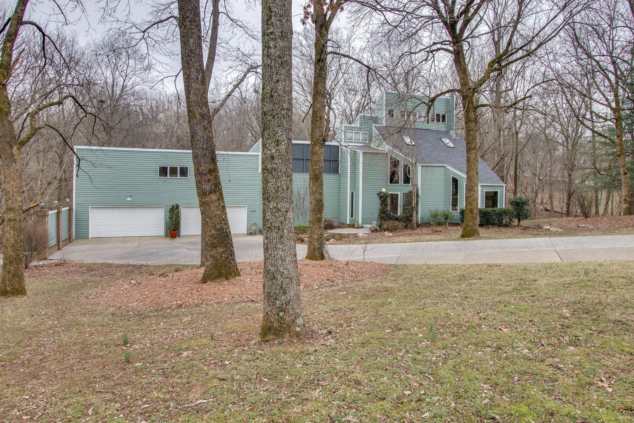 1922 Arlington Road Lebanon, TN 37087 - Photo 1 of 30 a view of a road with a building in the background