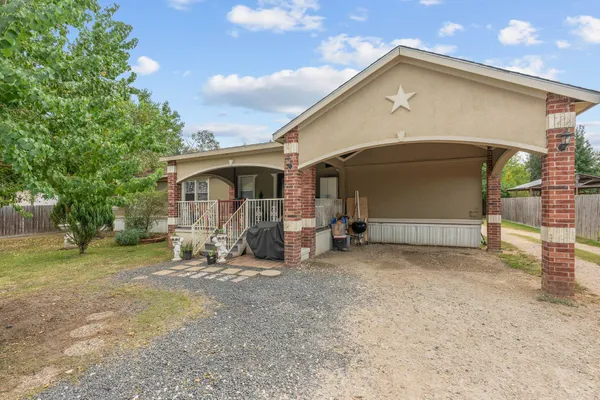 a view of a house with backyard