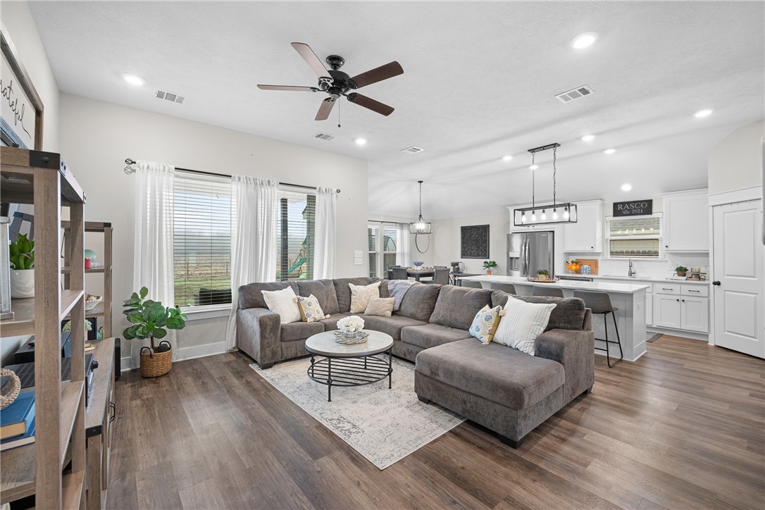 221 Brazos Bend Snook, TX 77879 - Photo 5 of 22