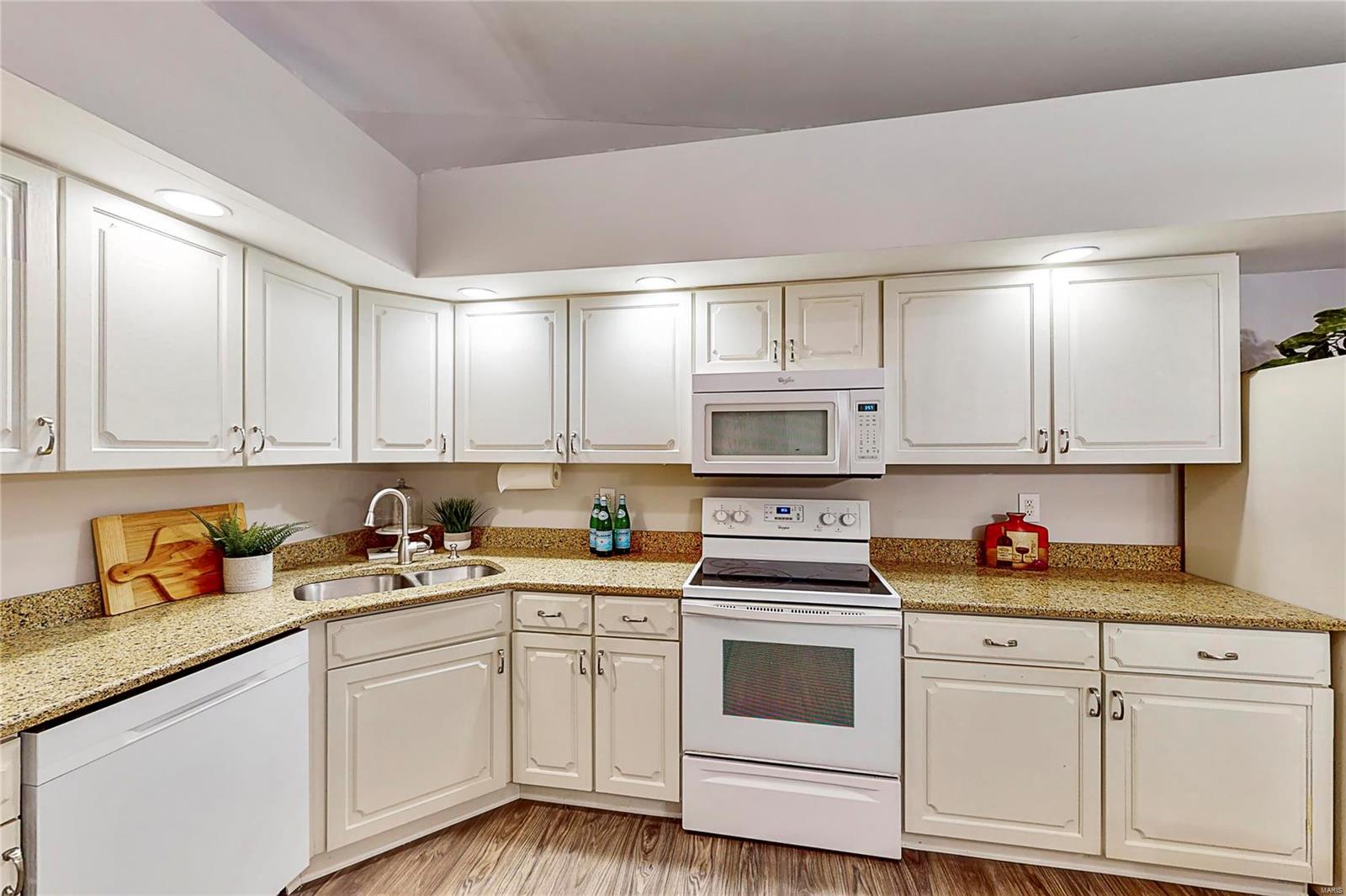 552 Oak Ridge Trails Court Ballwin, MO 63021 - Photo 10 of 39 Gallery Image 10