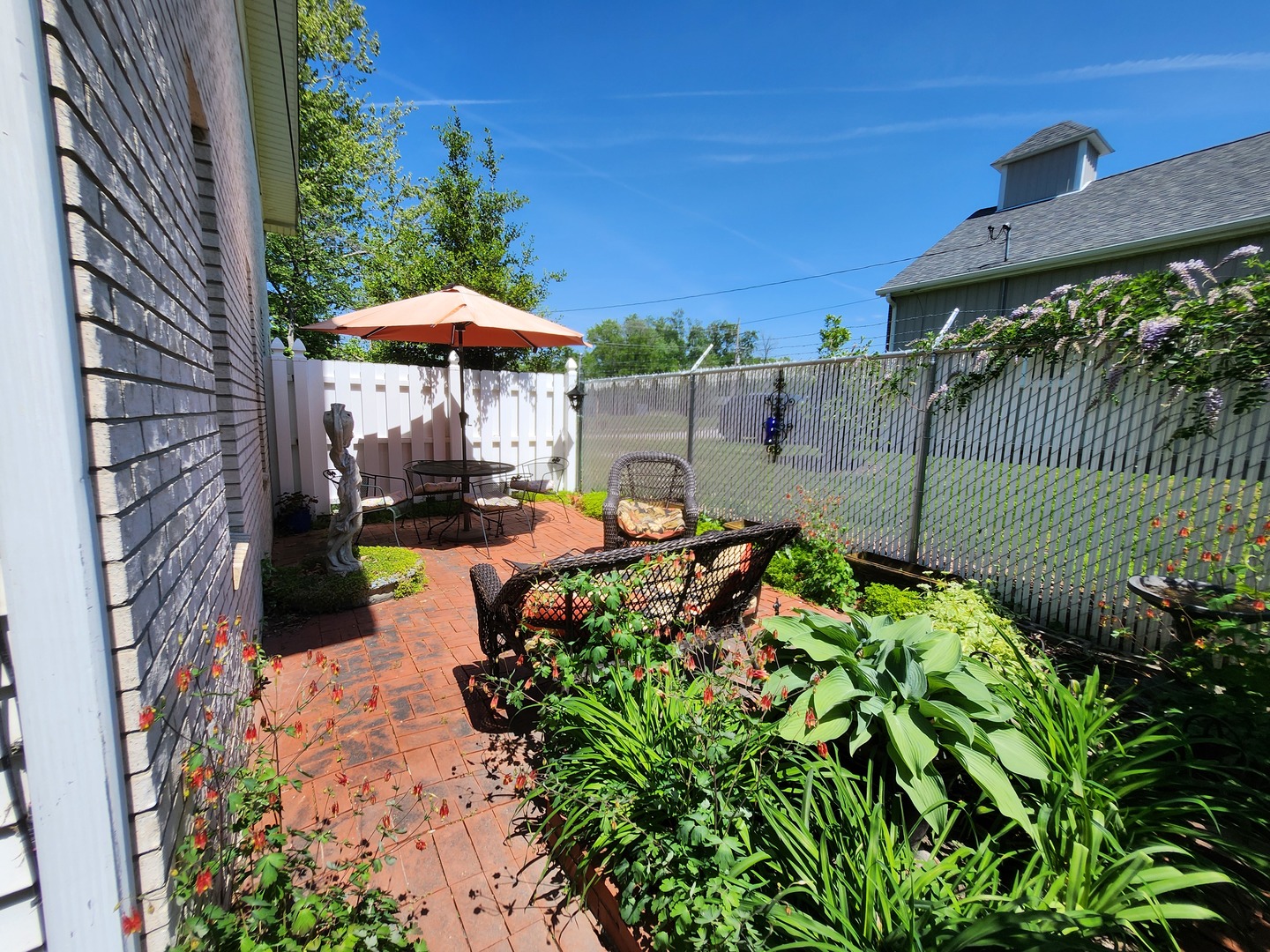 766 East Fairfield Road Mount Vernon, IL 62864 - Photo 103 of 134 a backyard of a house with table and chairs under an umbrella