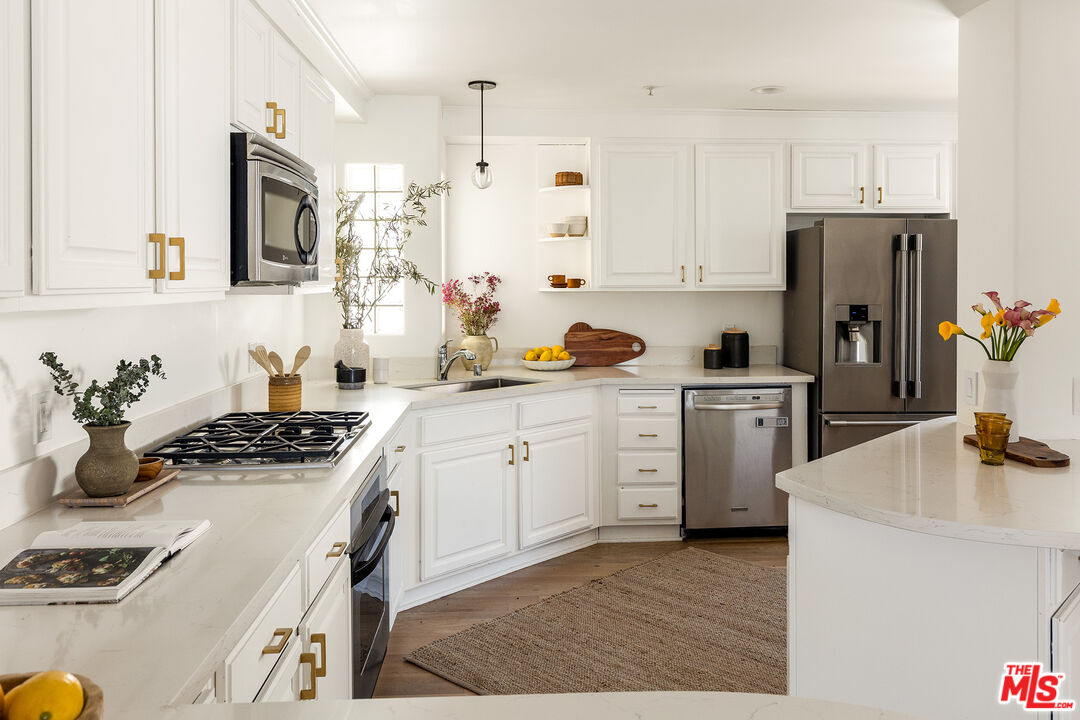 911 7th Street, Unit D Santa Monica, CA 90403 - Photo 3 of 19