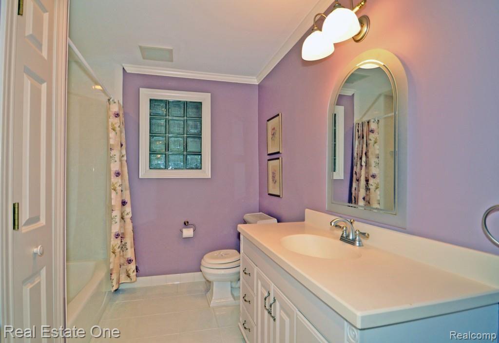 1271 South Renaud Road Grosse Pointe, MI 48236 - Photo 23 of 46 1st floor full bath off foyer