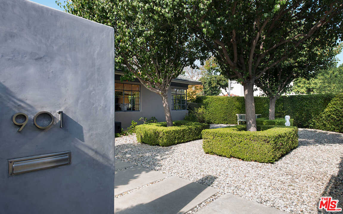 901 South Muirfield Road Los Angeles, CA 90019 - Photo 1 of 37 Gallery Image 1