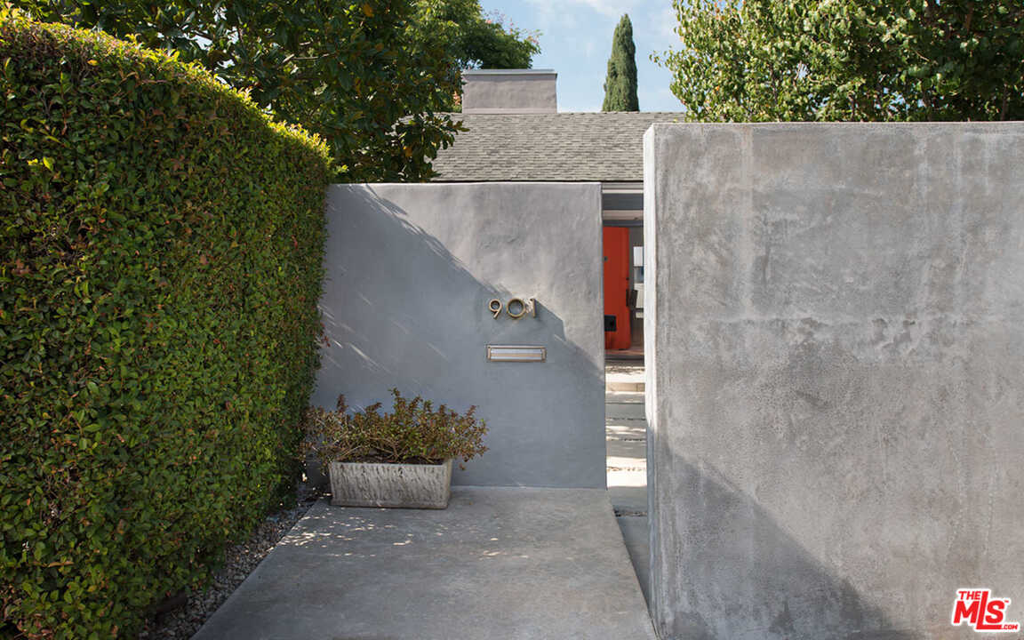 901 South Muirfield Road Los Angeles, CA 90019 - Photo 2 of 37 Gallery Image 2