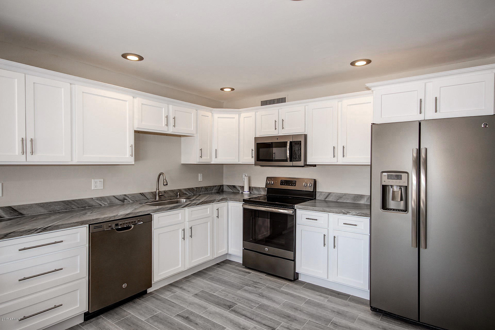2335 West Rose Lane Phoenix, AZ 85015 - Photo 7 of 30 Rose (7)