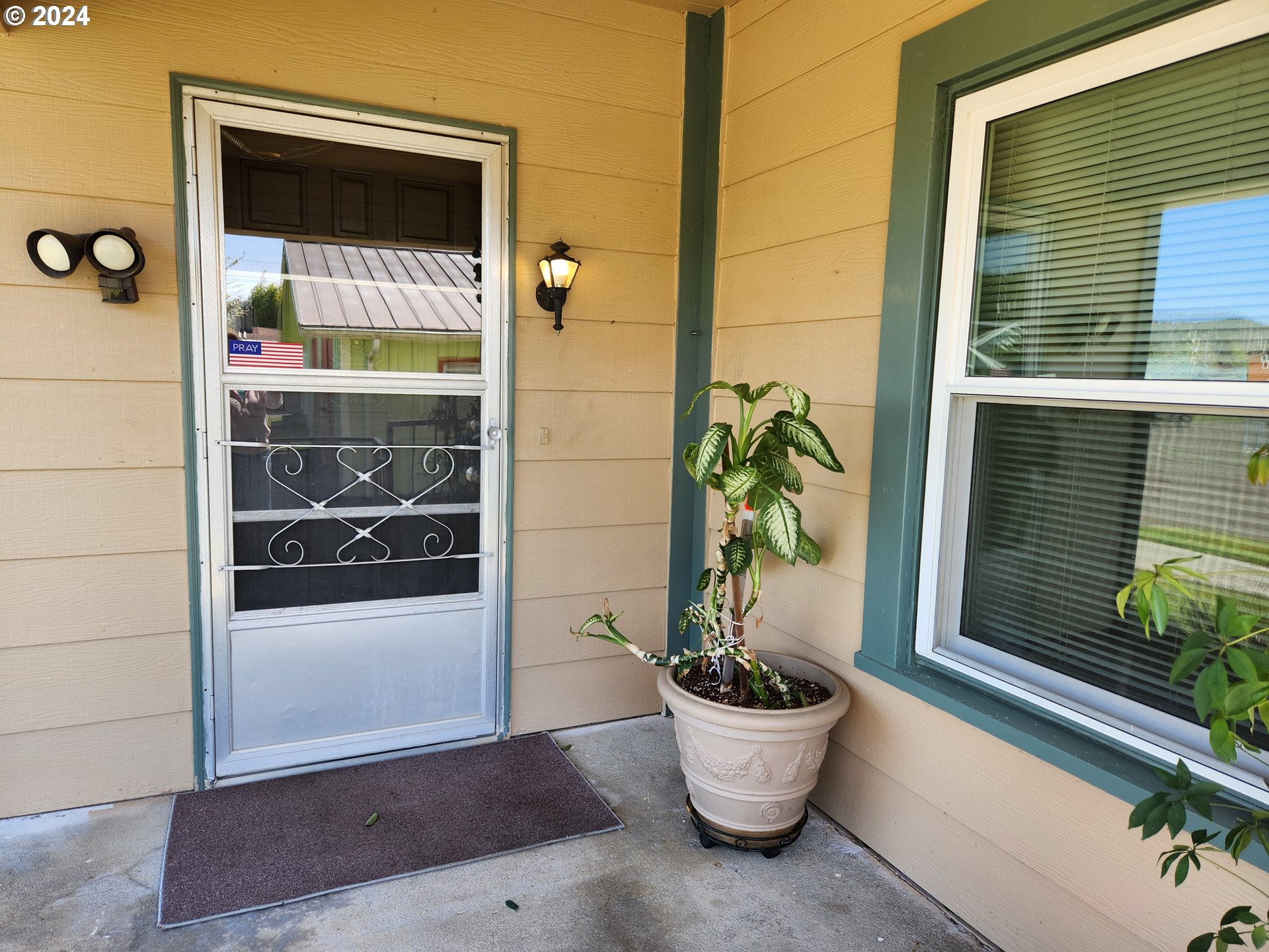 912 Fir Avenue Reedsport, OR 97467 - Photo 11 of 40 a view of a potted plant in front of a door