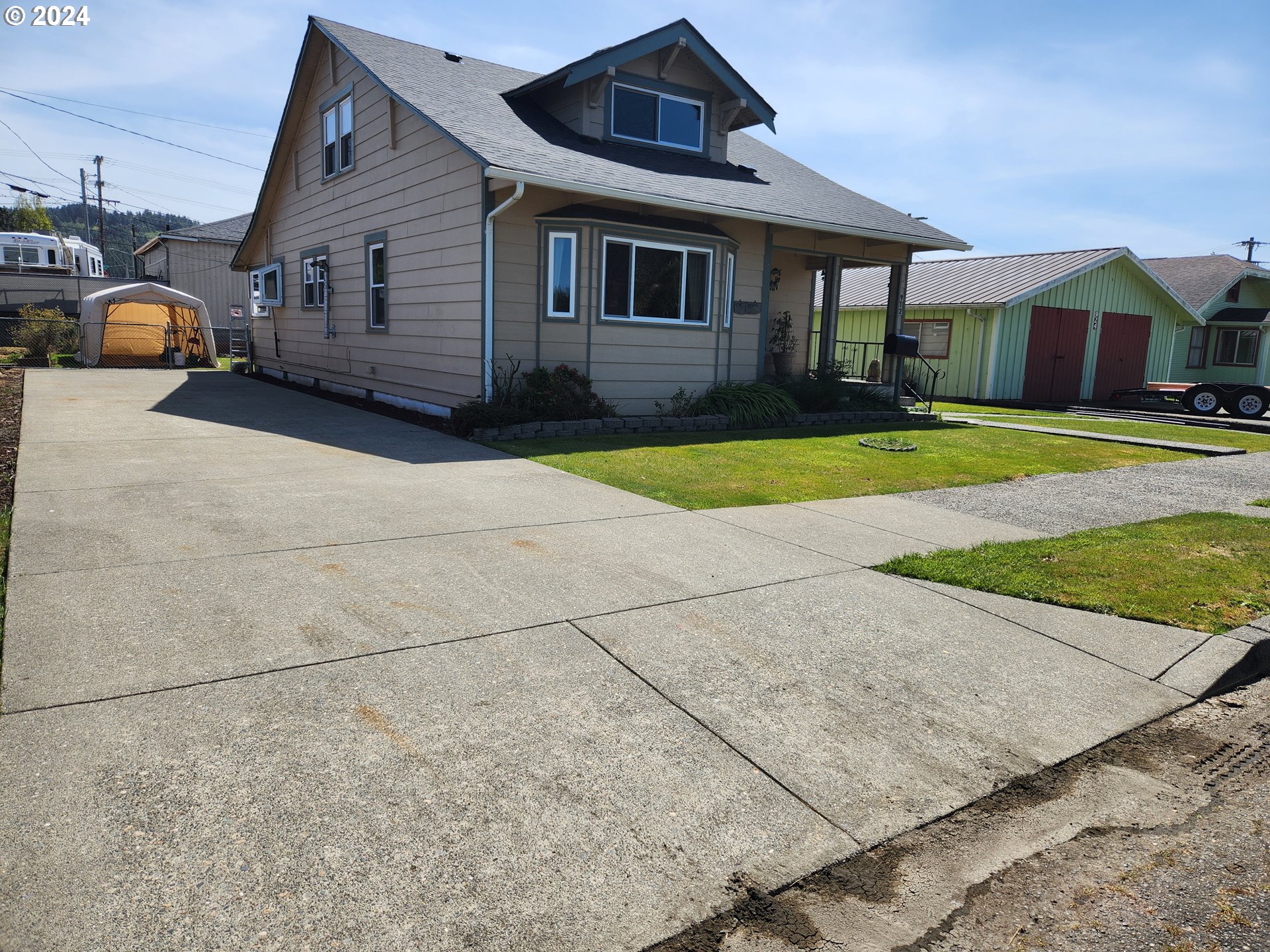 912 Fir Avenue Reedsport, OR 97467 - Photo 3 of 40 a front view of a house with a yard
