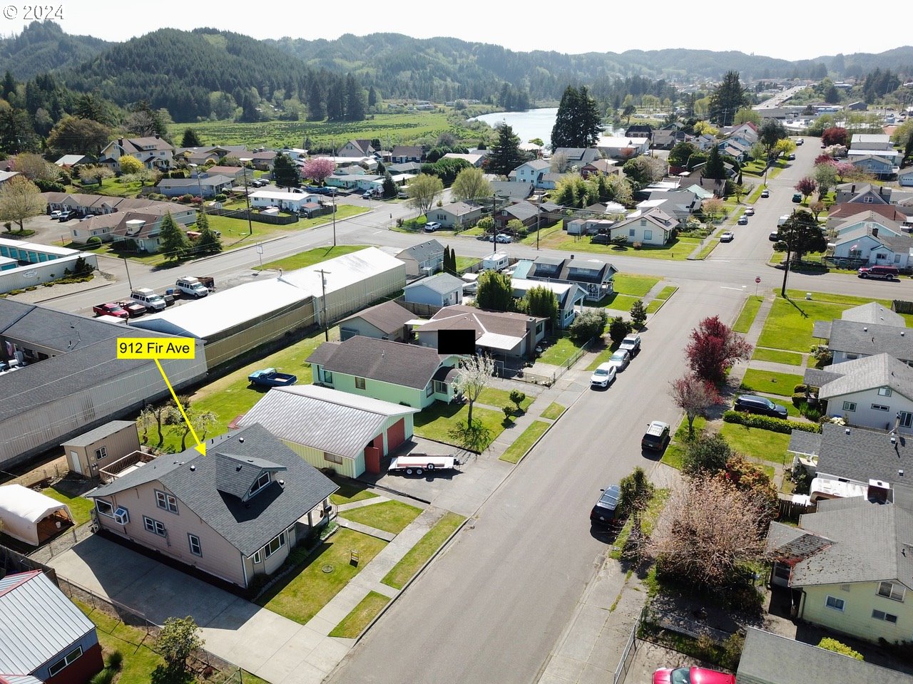 912 Fir Avenue Reedsport, OR 97467 - Photo 4 of 40 an aerial view of a swimming pool yard and mountain view in back