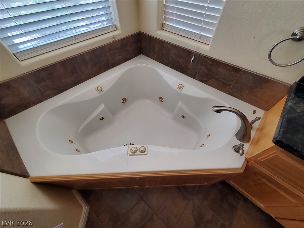 5272 Truman Lane Caliente, NV 89008 - Photo 13 of 43 Full bath featuring a whirlpool tub