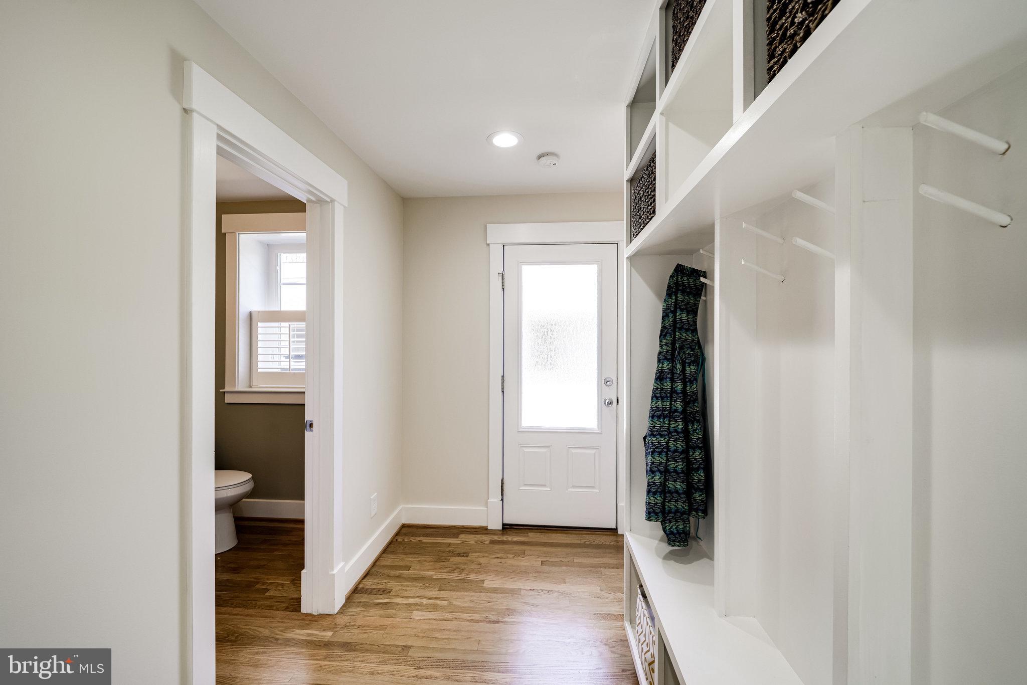 2806 Valley Drive Alexandria, VA 22302 - Photo 28 of 138 convenient side entry