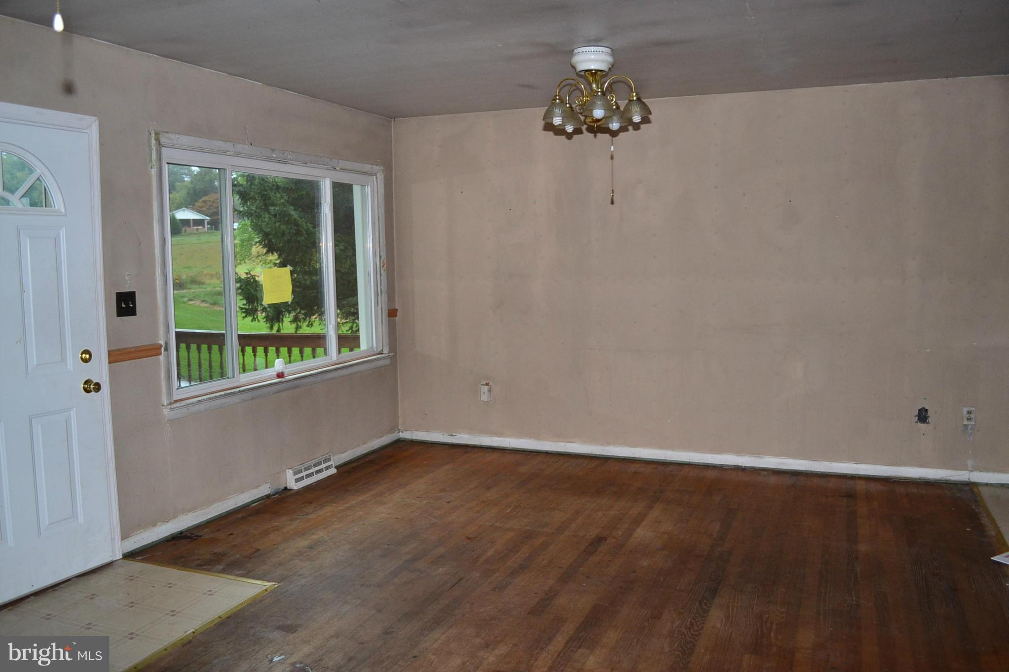 447 Glasgow Road Street, MD 21154 - Photo 2 of 25 Living Room