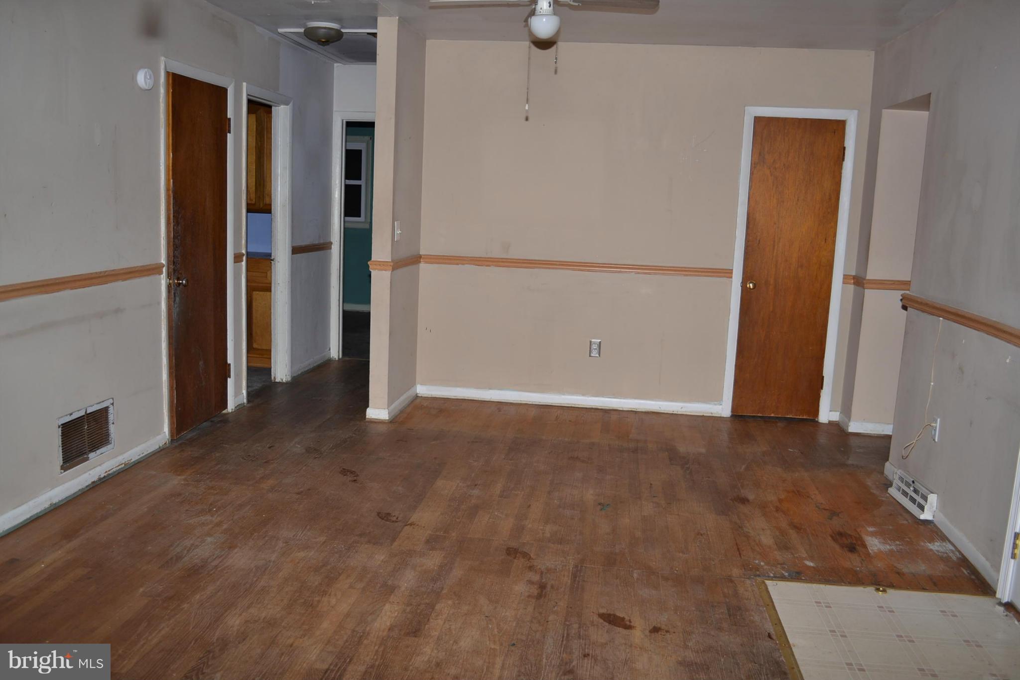 447 Glasgow Road Street, MD 21154 - Photo 4 of 25 Living Room