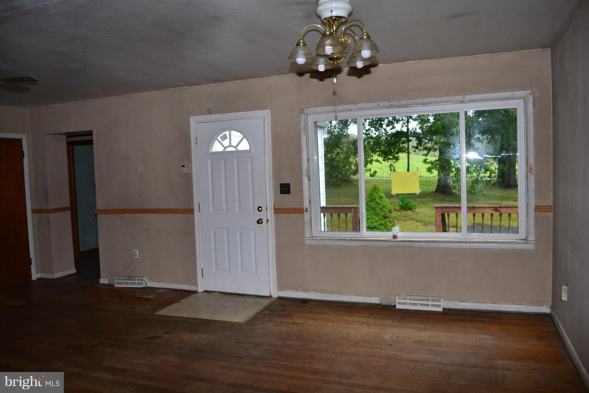 447 Glasgow Road Street, MD 21154 - Photo 5 of 25 Living Room