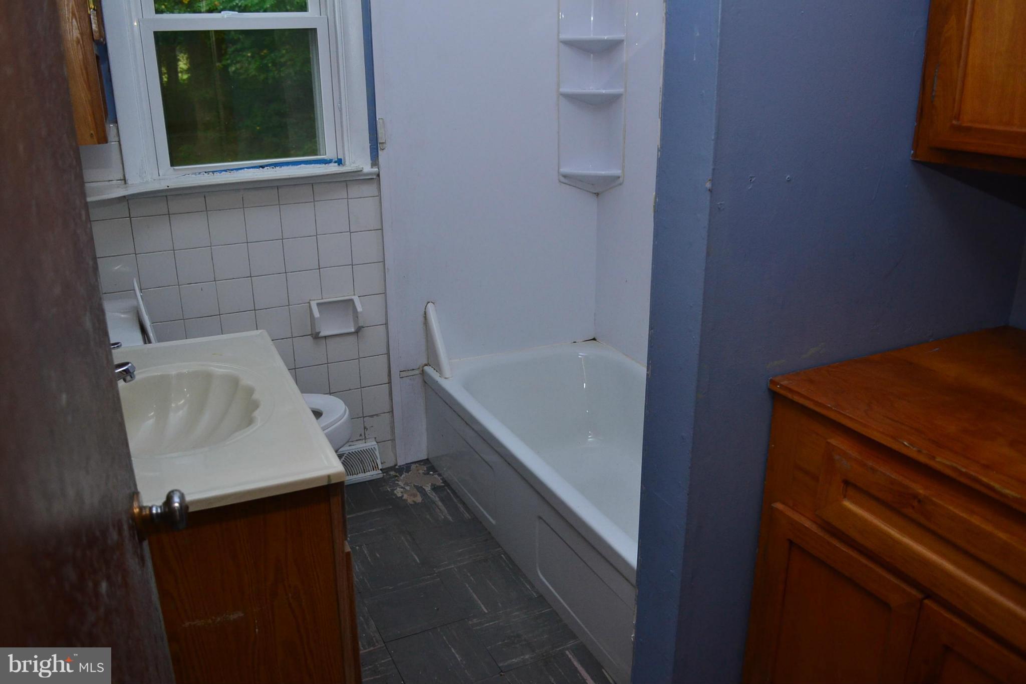 447 Glasgow Road Street, MD 21154 - Photo 8 of 25 Bath