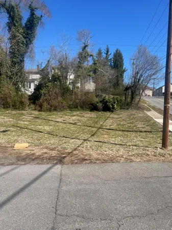 a view of a yard with a house