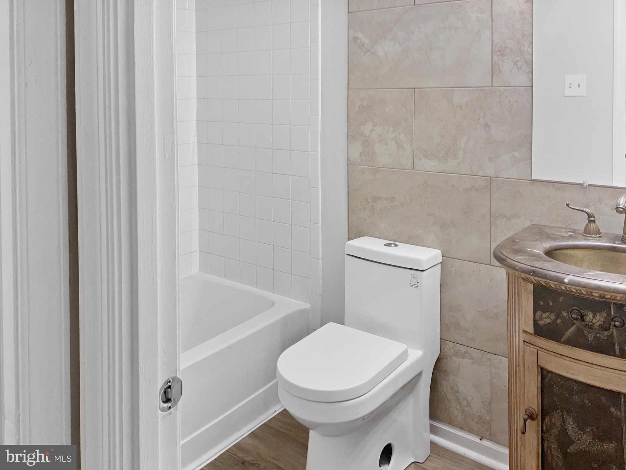 11184 Silentwood Lane Reston, VA 20191 - Photo 20 of 26 a bathroom with a sink a toilet and bathtub