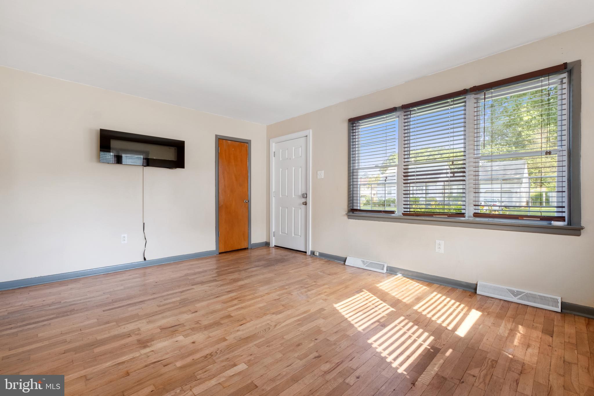 526 3rd Avenue Bellmawr, NJ 08031 - Photo 3 of 19